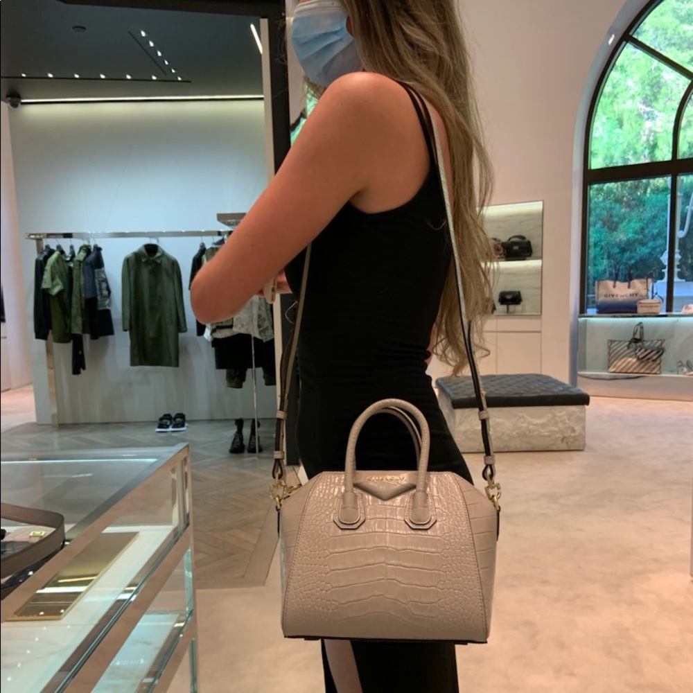 Givenchy Antigona mini bag in Dune - Picture 8 of 9